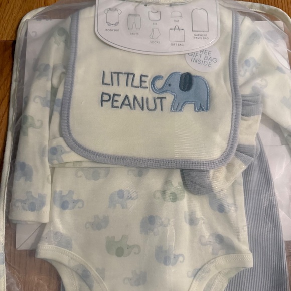 Kyle + Deena 7 Piece Baby Boy Gift Set - Picture 3 of 4